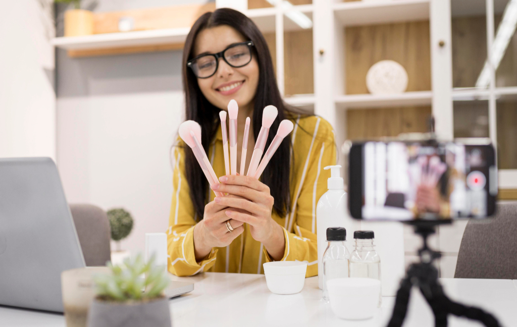 mujer grabando un videoblog